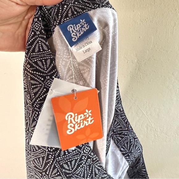 Rip Skirt NWT Hawaii Black Pearl Batik Wrap
Size Large - Picture 6 of 9